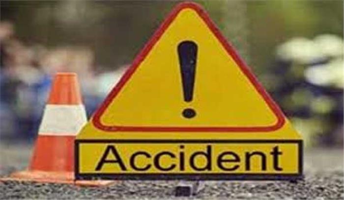 आगरा में सड़क हादसे में दो श्रमिकों की मौत आगरा में सड़क हादसे में दो श्रमिकों की मौत