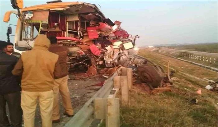आगरा-लखनऊ एक्सप्रेस वे पर भीषण सड़क हादसा, 2 लोगों की मौत