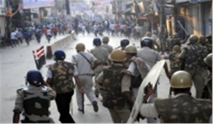 भीड़ ने पुलिस टीम पर किया हमला, एक पुलिसकर्मी घायल