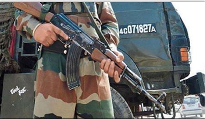 एटा:  फौजी परिजनों को बंधक बनाकर कर रहा है फायरिंग