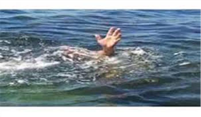 बलिया में गंगा में नहाते समय एक बच्चा समेत तीन डूबे बलिया में गंगा में नहाते समय एक बच्चा समेत तीन डूबे