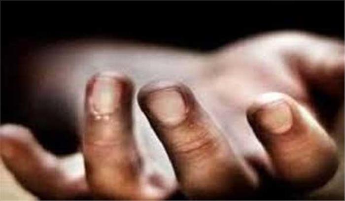 घर की छत से गिरकर एक अध्यापिका की मौत