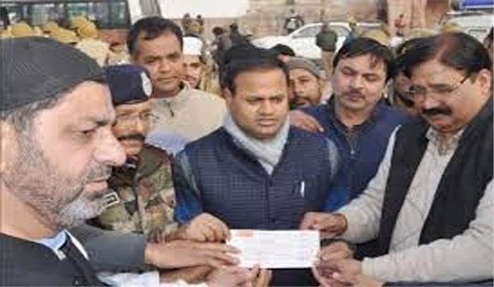 बुलंदशहर में मुस्लिमों ने जिला प्रशासन को सौंपा छह लाख का चेक