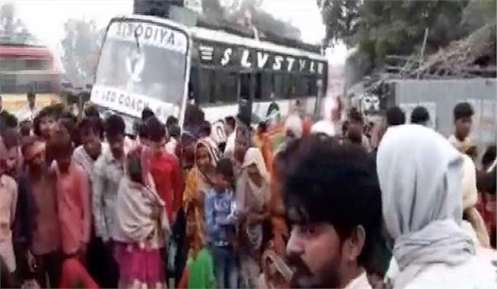 बाराबंकी में खड़े ट्रक से टकराई  बस ,30 तीर्थयात्री गंभीर रूप से घायल