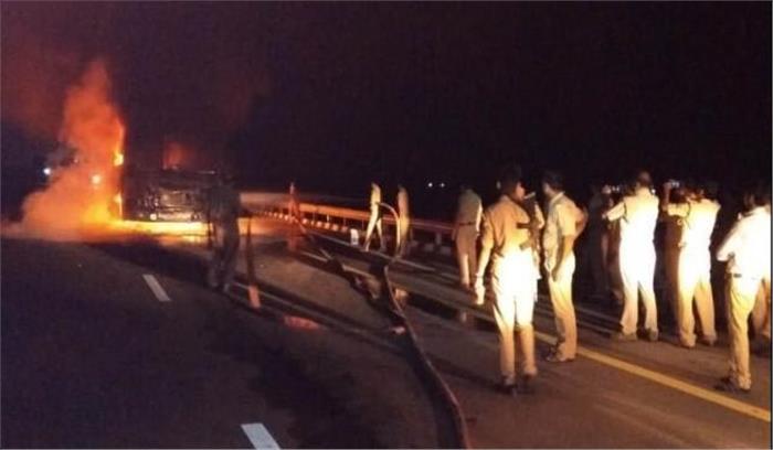 लखनऊ-आगरा एक्सप्रेसवे पर वोल्वो बस में लगी आग, यात्री सुरक्षित