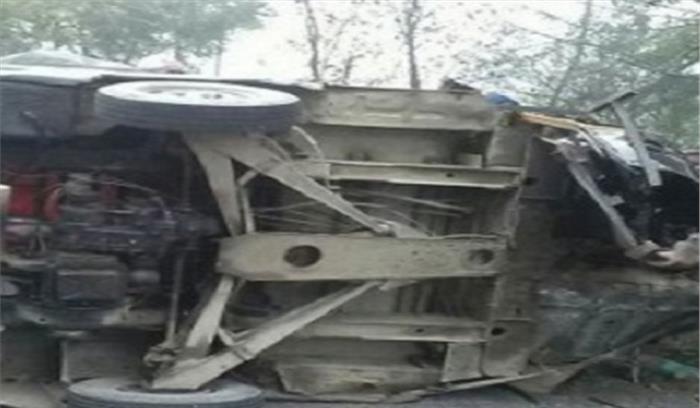 अलीगढ़ में निजी बस पलटने से छह घायल अलीगढ़ में निजी बस पलटने से छह घायल