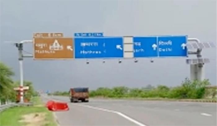 मथुरा में कार अनियंत्रित होने से तीन की मौत