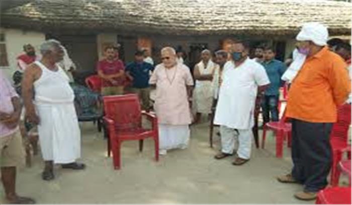 चिन्मयानंद पहुंचे जौनपुर, राजमणि सिंह के परिजनों को बंधाया ढांढस चिन्मयानंद पहुंचे जौनपुर, राजमणि सिंह के परिजनों को बंधाया ढांढस