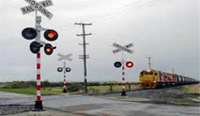 मानवरहित क्रॉसिंग बंद करने से नाराज ग्रामीणों ने किया विरोध प्रदर्शन