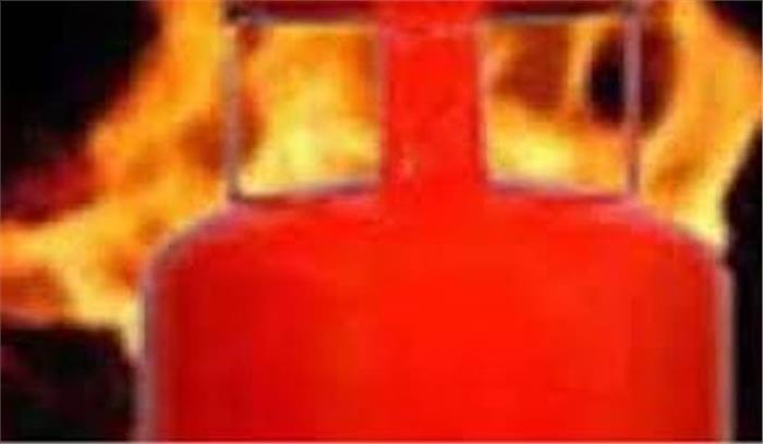 गोंडा में घरेलू सिलेंडर में लगी आग, एक महिला की मृत्यु , पांच घायल गोंडा में घरेलू सिलेंडर में लगी आग, एक महिला की मृत्यु , पांच घायल