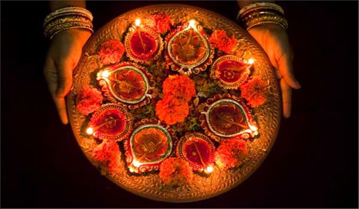 दीपावली के पर्व पर कांच की हटरी में ठाकुर जी विराजते है