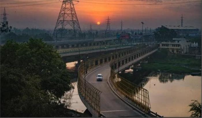 आगरा-लखनऊ एक्सप्रेस वे की सर्विस लेन धंसी, 50 फीट गड्ढे में गिरी कार