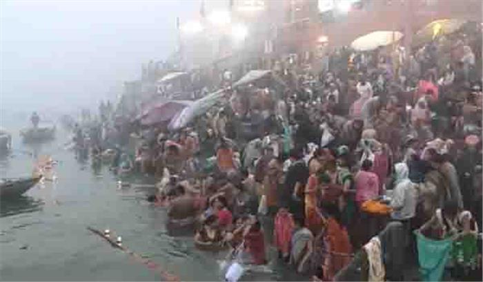 वाराणसी में मकर संक्रांति पर लाखों ने गंगा में लगायी आस्था की डुबकी