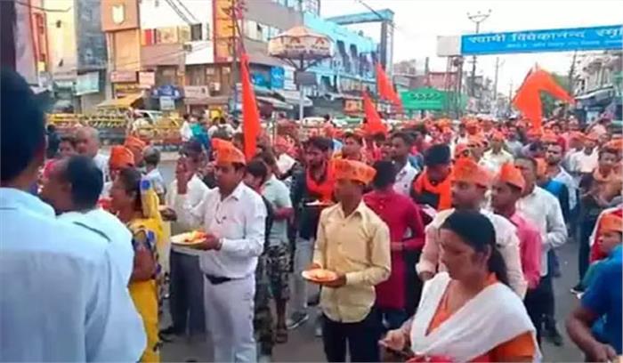 उप्र में सड़क पर नमाज का हनुमान चालीसा का पाठ कर किया विरोध