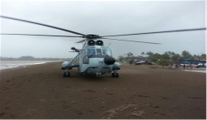 कोविड-19 : ड्यूटी पर तैनात वायुसेना के हेलीकॉप्टर ने उप्र एक्सप्रेसवे पर किया लैंड