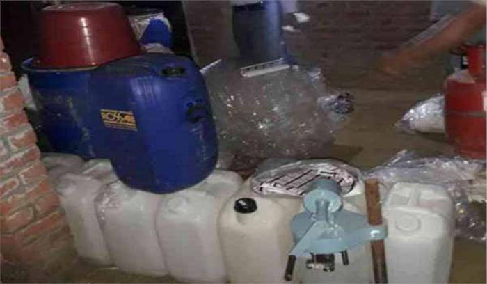 जौनपुर: पुलिस टीम ने अवैध शराब फैक्ट्री का भंडाफोड़ किया