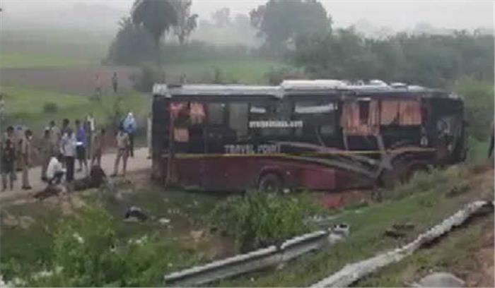 कन्नौज में आगरा-एक्सप्रेस वे पर भीषण सड़क हादसा,बस सवार पांच लोगों की मृत्यु कन्नौज में आगरा-एक्सप्रेस वे पर भीषण सड़क हादसा,बस सवार पांच लोगों की मृत्यु