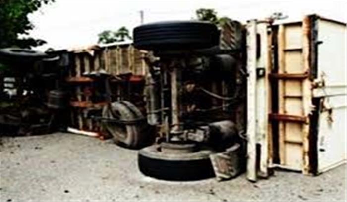 कन्नौज में ट्रक पलटने से 4 लोगों की मौत, 3 घायल कन्नौज में ट्रक पलटने से 4 लोगों की मौत, 3 घायल