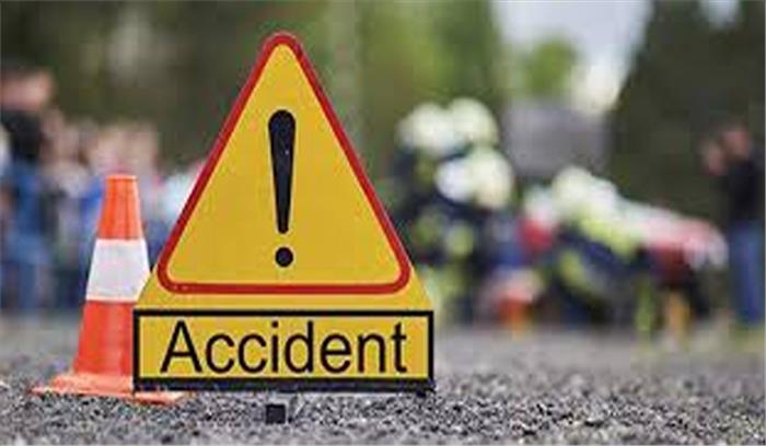 कौशांबी सड़क दुर्घटना में बाइक सवार महिला की मौत