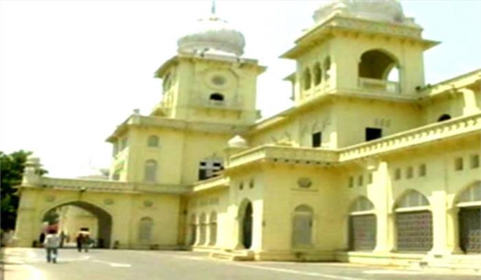 फीस माफी और परीक्षा निरस्त करने को लेकर छात्रों का प्रदर्शन, हिरासत में