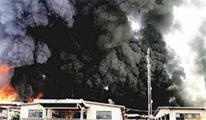 मथुरा अनाज मंडी में आग लगने से एक व्यापारी की मौत, 11 दुकाने जली