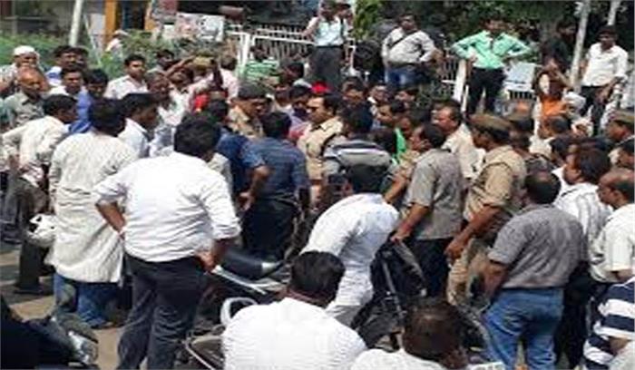 मथुरा में पुलिस थाने के बाहर दंपति की आत्मदाह की कोशिश