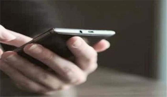 इटावा में स्कूल में पढ़ाई के समय शिक्षकों के मोबाइल फोन लगी रोक