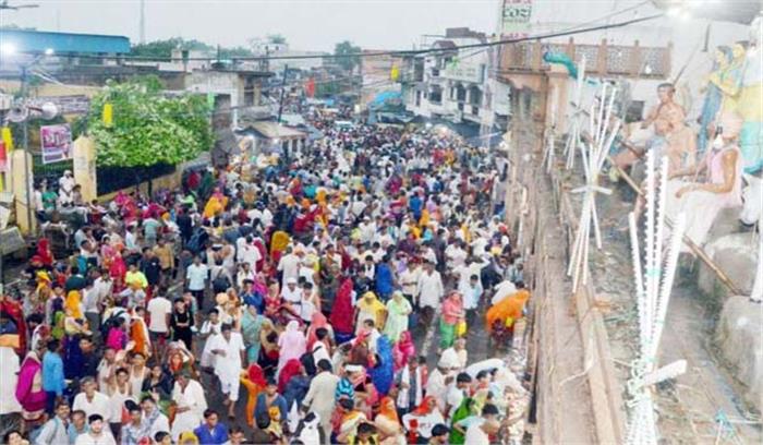 मथुरा :मुड़िया पूनो मेले के पहले रोज दो लाख ने की गिरिराज की परिक्रमा