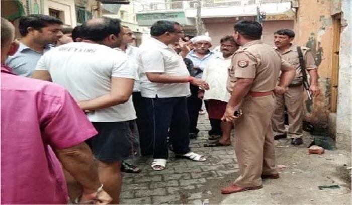 यूपी: मुरादाबाद में शरारती तत्वों ने धार्मिक स्थल के सामने फेंका मांस का बोरा, तनाव