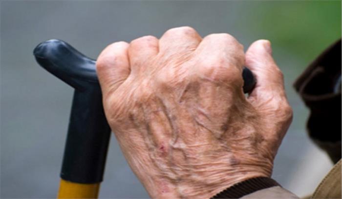 गोरखपुर उपचुनाव में बुजुर्ग ने किया मतदान