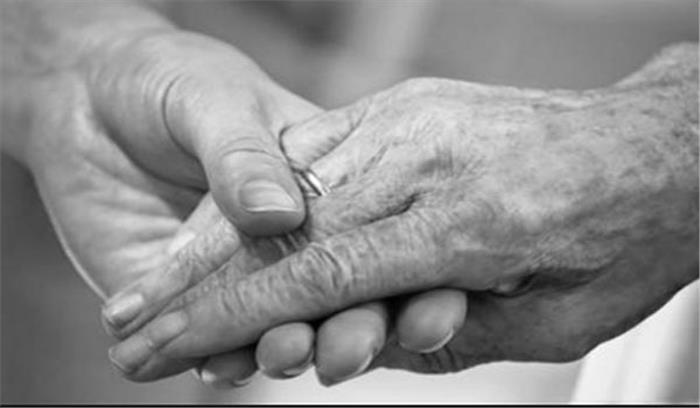 वृद्धों की सहायता के लिए चलाये जा रहे वृद्धाश्रम असहाय