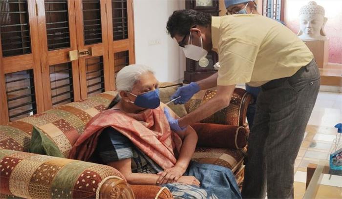 उत्तर प्रदेश की राज्यपाल आनंदीबेन पटेल ने लगवाई कोरोना वैक्सीन