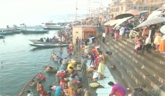 माघ पूर्णिमा पर श्रद्धालुओं ने गंगा नदी में आस्था की डुबकी लगाई