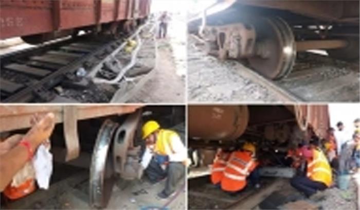 उप्र : मालगाड़ी की 2 बोगियां पटरी से उतरीं उप्र : मालगाड़ी की 2 बोगियां पटरी से उतरीं