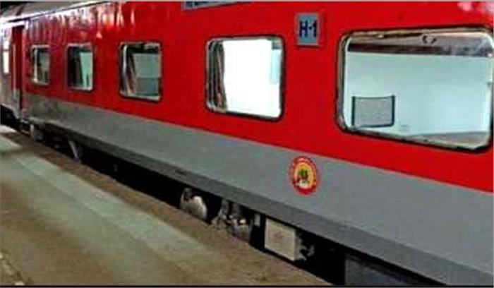 इटावा: रेलवे की पावर सप्लाई फेल, राजधानी एक्सप्रेस रुकी इटावा: रेलवे की पावर सप्लाई फेल, राजधानी एक्सप्रेस रुकी