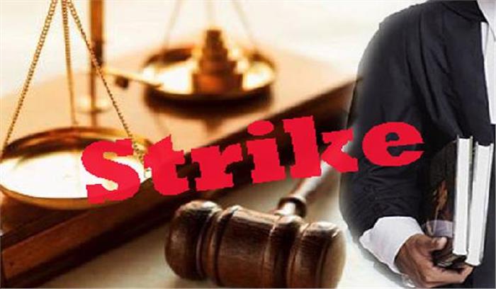 देवरिया: पुलिस के खिलाफ वकीलों की हड़ताल