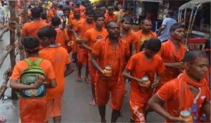 उत्तर प्रदेश में पुलिस अधिकारी ने की कांवड़िए के पैरों की मालिश