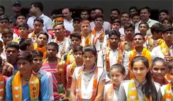 भाजपा विधायक ने स्कूली छात्रों को दिलाई सदस्यता, वीडियो वायरल