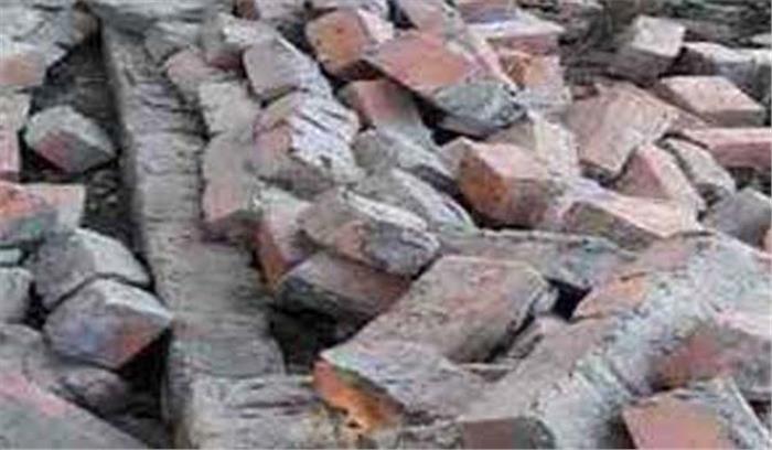 शाहजहांपुर में बंदरों ने दीवार गिराई,पांच मरे