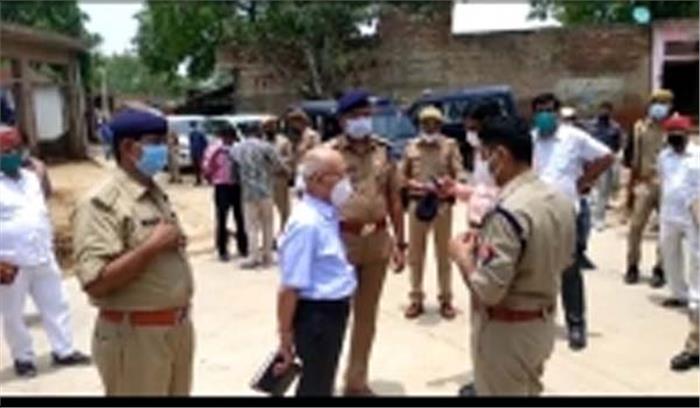 बिकरू पहुंचे पूर्व न्यायमूर्ति शशिकांत अग्रवाल, गांव वालों से जान रहे हकीकत