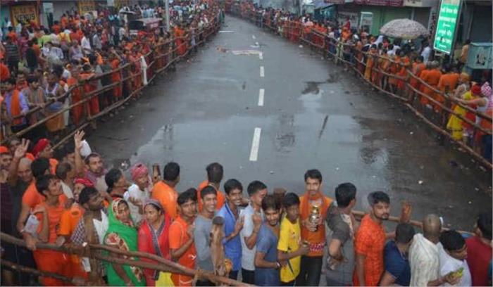 धार्मिक नगरी वाराणसी में सावन के दूसरे सोमवार को श्रद्धालुओं का सैलाब उमड़ा
