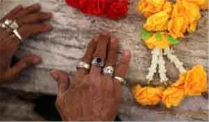 केसरिया रंग में रंगा था शौचालय, लोग समझ रहे थे उसे मंदिर