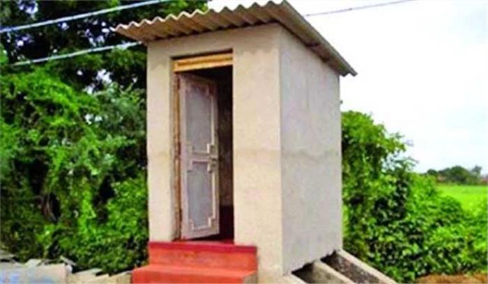 यूपी के फतेहपुर में शौचालय निर्माण के लिए 6 साल पुराना चेक थमाया, जांच के आदेश