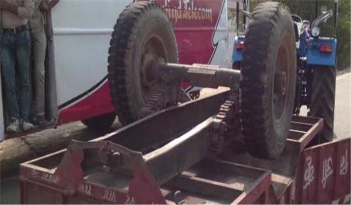 इलाहाबाद में ट्रैक्टर ट्राली पलटी, नीचे दबकर महिला की मृत्यु इलाहाबाद में ट्रैक्टर ट्राली पलटी, नीचे दबकर महिला की मृत्यु