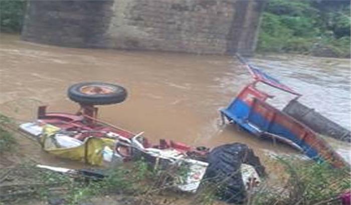 उत्तर प्रदेश: ट्रैक्टर-ट्राली पुल से गिरी, 4 की मौत