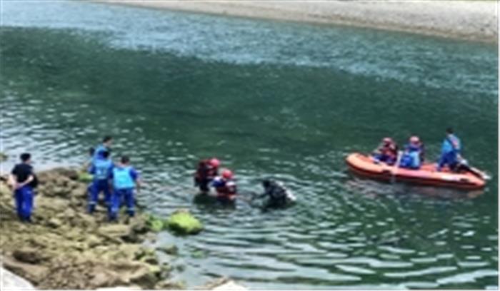 उत्तर प्रदेश : नाव पलटने से 1 की मौत, कई लापता उत्तर प्रदेश : नाव पलटने से 1 की मौत, कई लापता