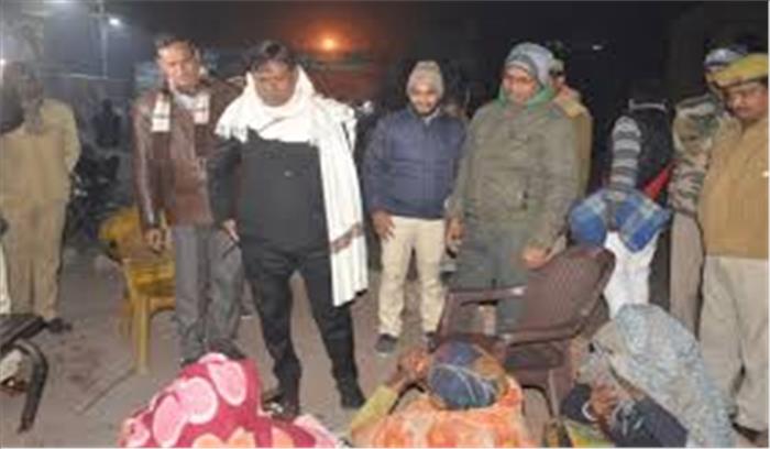 उप्र : डीएम ने ठंड से कांप रहे गरीबों का हाल जाना उप्र : डीएम ने ठंड से कांप रहे गरीबों का हाल जाना