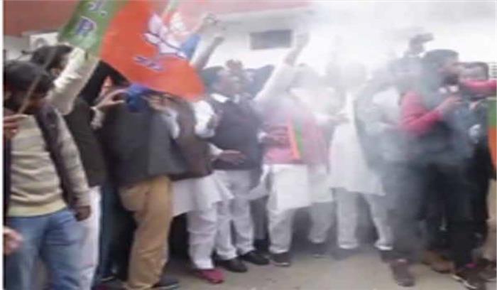 बीजेपी ने यूपी निकाय चुनाव का जश्न गुजरात में भी मनाया बीजेपी ने यूपी निकाय चुनाव का जश्न गुजरात में भी मनाया