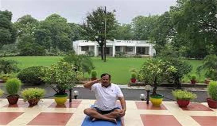 वाराणसी में मंत्री ने घर पर किया योग, नहीं हुए बड़े कार्यक्रम वाराणसी में मंत्री ने घर पर किया योग, नहीं हुए बड़े कार्यक्रम