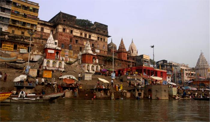 धार्मिक नगरी वाराणसी में श्रद्धालु लगा रहे पवित्र गंगा में डुबकी